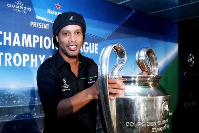 Ronaldinho arrived for the match between his former teams PSG and Barcelona